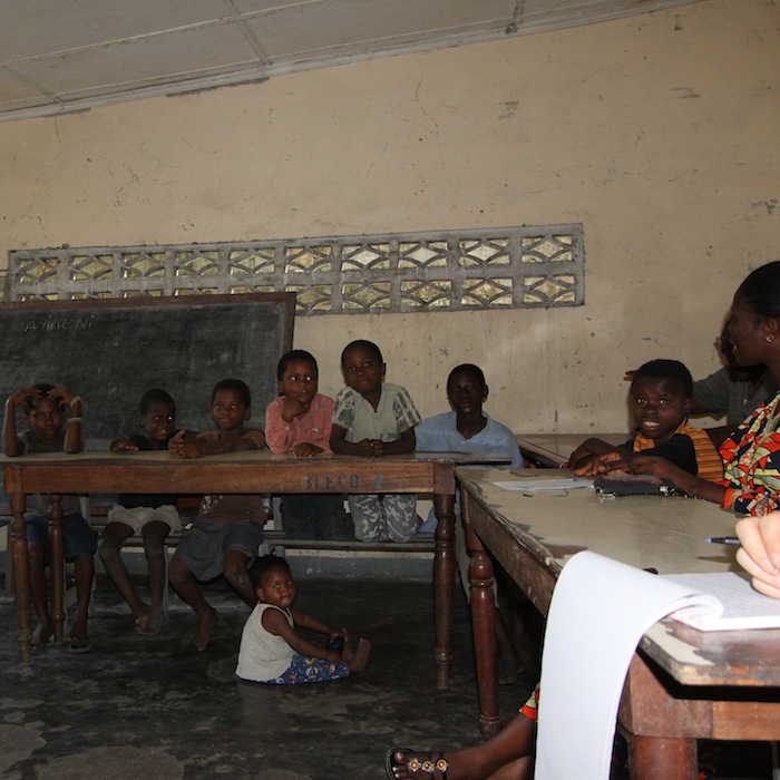 Quelques enfants du centre "Mains et coeur du Christ" à Kinshasa avec Marthe Alombé